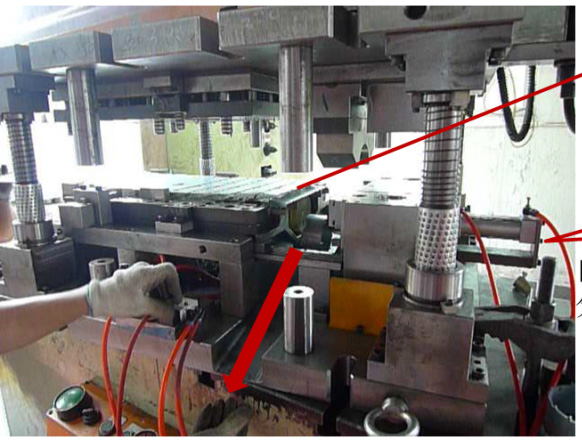 小五金件沖裁、卷圓、鉚接